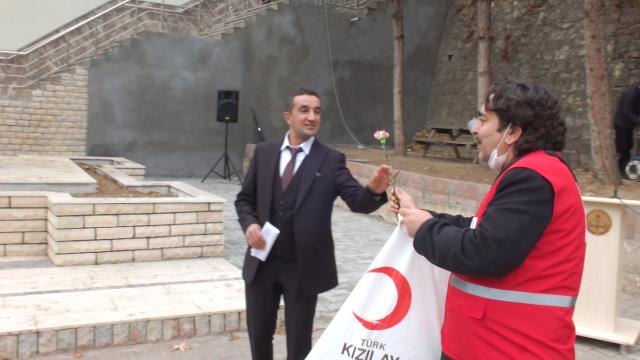 Türk Kızılay Keban Temsilciliğinden öğretmenlere karanfil