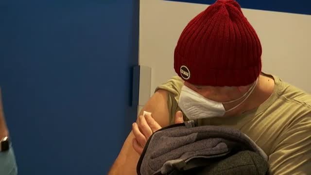 Los italianos ya reciben la tercera dosis de refuerzo de la vacuna contra el Covid
