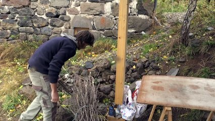 Un couple abandonne leur vie d'expatriés pour vivre en autonomie dans le Cantal
