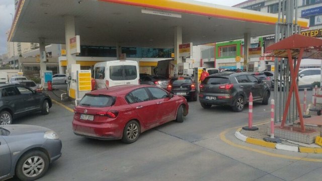 Zam kararının ardından benzin istasyonlarında uzun kuyruklar oluştu