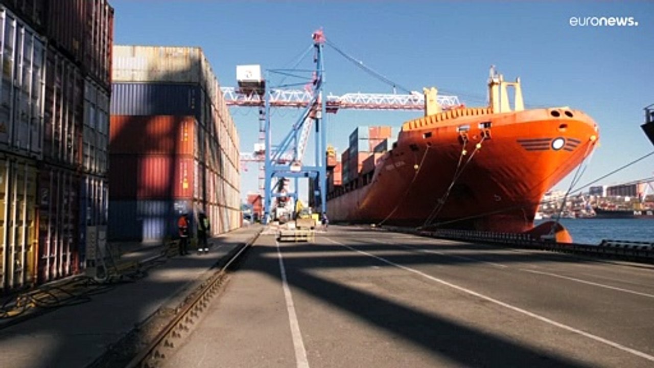 Wo sich die Container stapeln: Logistikkrise würgt Aufschwung ab