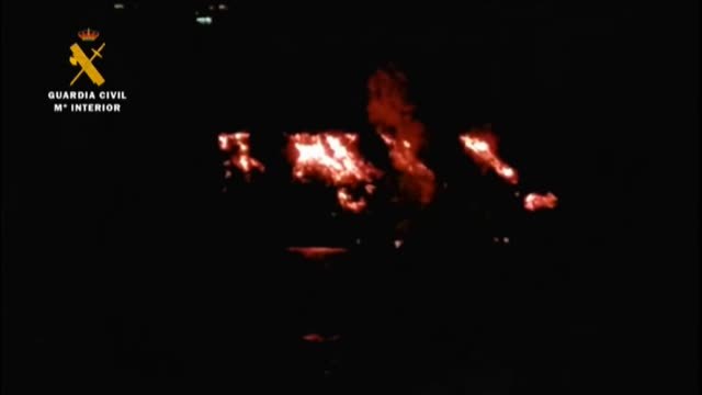 El volcán sigue alimentando la nueva fajana en La Palma