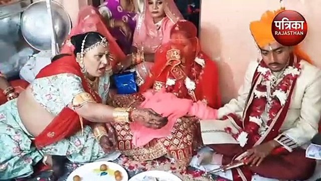VIDEO : किन्नरों ने कलेजा ‘कठोर’ कर नम आंखों से धूमधाम के साथ बेटी ‘कोमल’ को ‘पवन’ के साथ दी विदाई