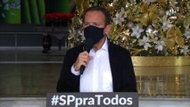 O governador João Doria acaba de anunciar que o estado de SP irá liberar o uso de máscaras em locais abertos a partir do dia 11 de dezembro. A medida ainda obriga o uso em locais abertos das estações de transporte metropolitano.