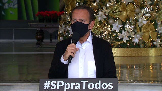 O governador João Doria acaba de anunciar que o estado de SP irá liberar o uso de máscaras em locais abertos a partir do dia 11 de dezembro. A medida ainda obriga o uso em locais abertos das estações de transporte metropolitano.