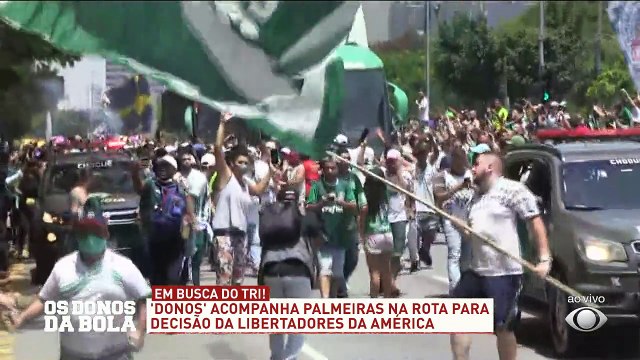 Que festa hein torcida do Verdão? Com o time viajando para o Uruguai, a torcida do Palmeiras fez uma baita recepção para os jogadores. Motiva os jogadores?#OsDonosdaBola