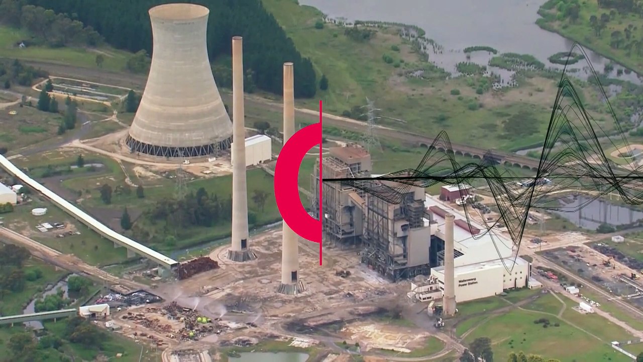 Les cheminées d'une centrale à charbon australienne partent en fumée