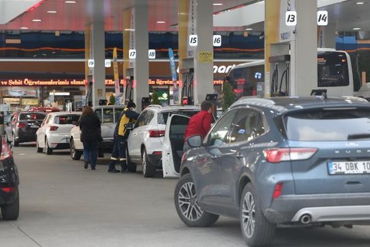 Akaryakıt zammı öncesi sürücüler benzin istasyonlarına akın etti