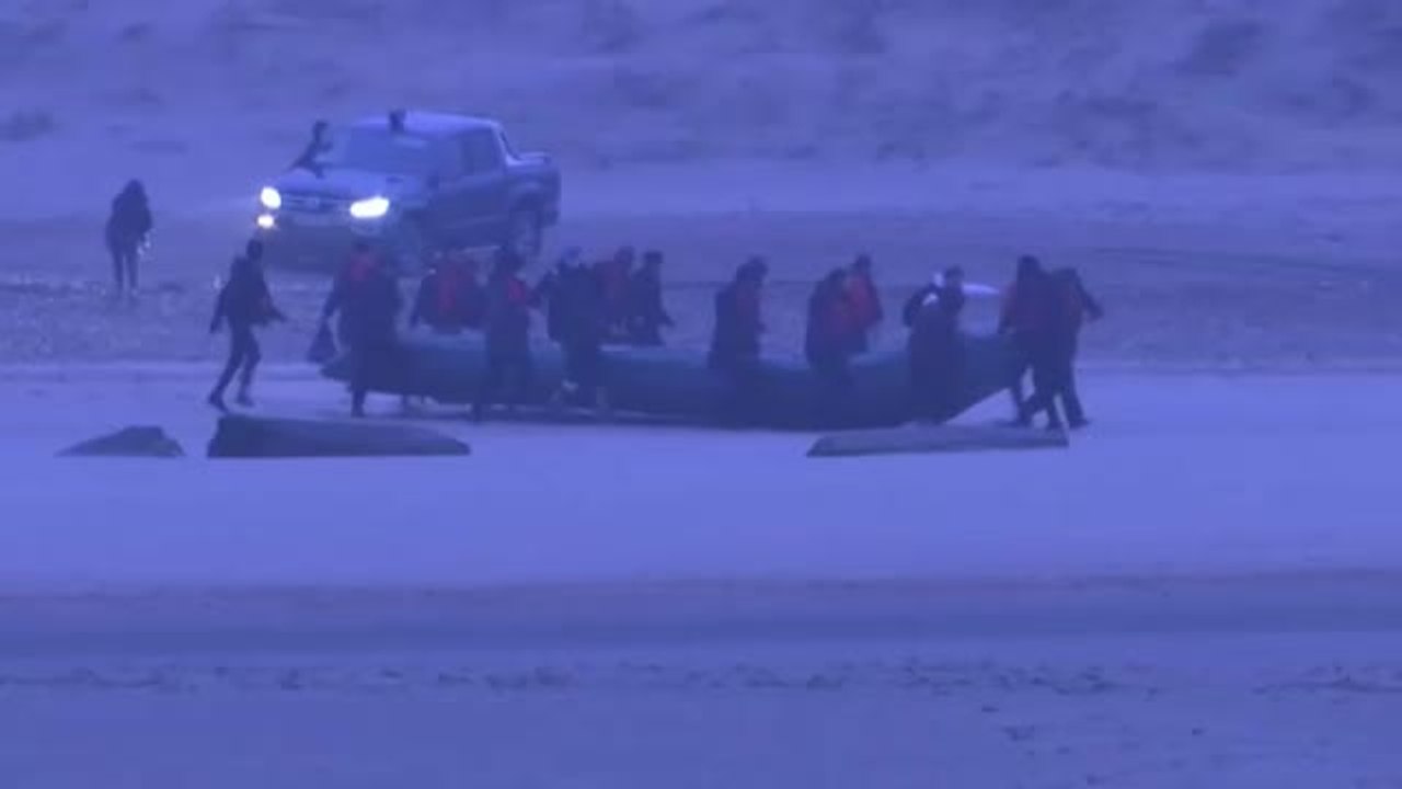 Medio centenar de migrantes se juegan la vida para cruzar el Canal de la Mancha