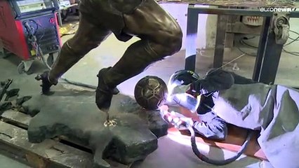 Nápoles convierte al Pibe de Oro en un dios griego de bronce en el aniversario de su muerte