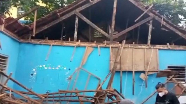 Atap Ruang Kelas di SMPN 1 Cibeber Ambruk Timpa Siswa