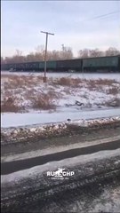 Ce train russe transporte des voitures... enfin, il les traine