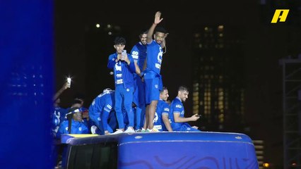 لحظة دخول نجوم الهلال بالكأس وتحية الجماهير في احتفالية زعيم آسيا