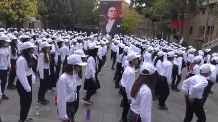 300 KİŞİLİK KORO 'ATATÜRK'ÜN ÇOCUKLARIYIZ' ŞARKISINI SESLENDİRDİ