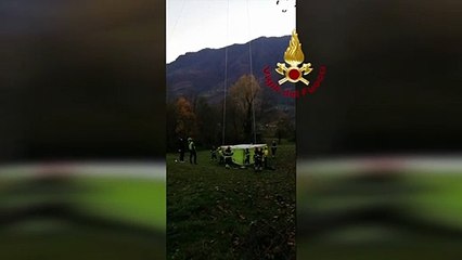 Tải video: Parapendista si incastra tra i cavi della rete elettrica, salvata dai Vigili del Fuoco nel torinese - VIDEO