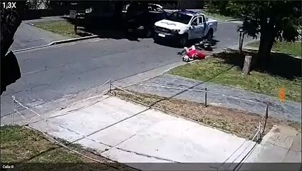 Dos policías atropellaron a un joven