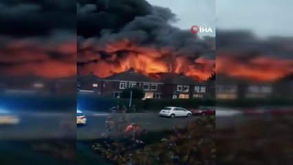 İngiltere'de plastik fabrikasında korkutan yangın