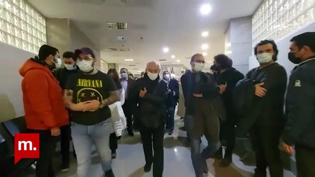 Cumhurbaşkanı'na hakaret suçlamasıyla yargılanan Genco Erkal duruşma salonu önüne geldi