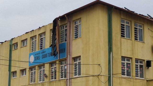 Okul çatısı alev alev yandı, kimsenin olmaması faciayı önledi