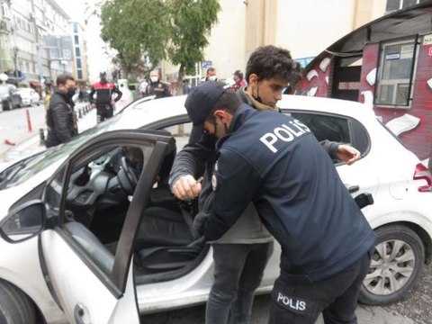 Son dakika haberleri! KADIKÖY'DE OKUL ÖNLERİNDE POLİSTEN SIKI DENETİM