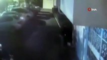 Motorun kilidini açamayınca deliye döndüler, bu anlar güvenlik kameralarına yansıdı