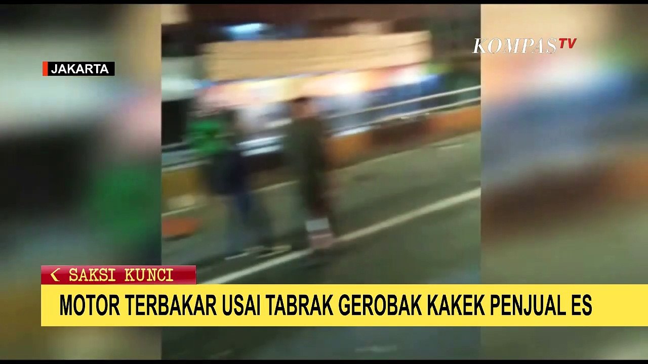 Motor Terbakar Usai Tabrak Gerobak Kakek Penjual Es Keliling di Klender
