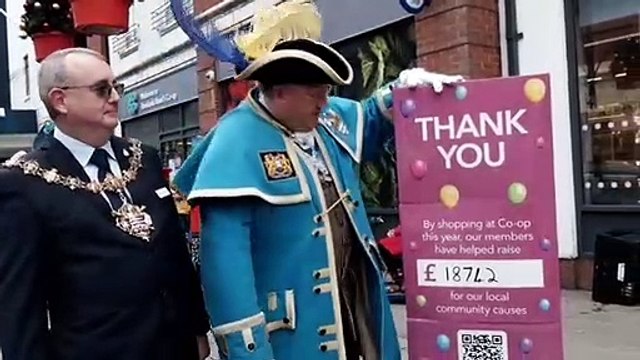 Mayor of Worthing visits Plaza Parade Co-op store to hand out cash to charities
