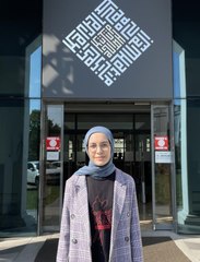 Yurt dışına çıkmadan 8 dil öğrendi