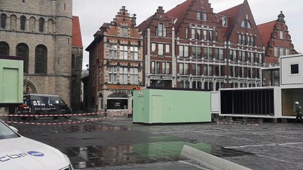 Installation du cube Viva for Life 2021 sur la Grand-place de Tournai