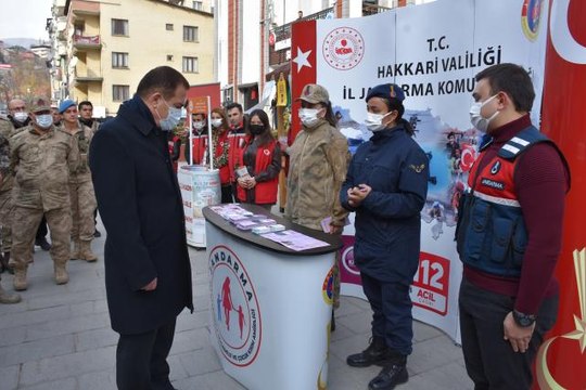 Hakkari'de Kadına Şiddete Hayır standı açıldı