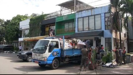 Bangunan di Atas Saluran Air Kawasan Kemang Mulai Dibongkar