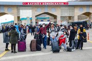 Alışveriş için Van'a gelen İranlı turistler, sınır kapısında yoğunluk oluşturdu