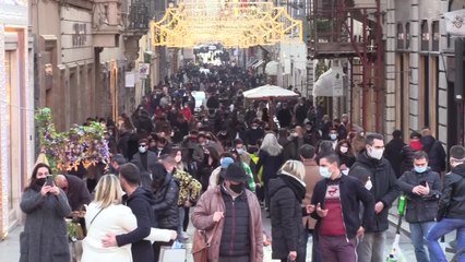 Mascherine e numero chiuso, citta' affrontano folla feste