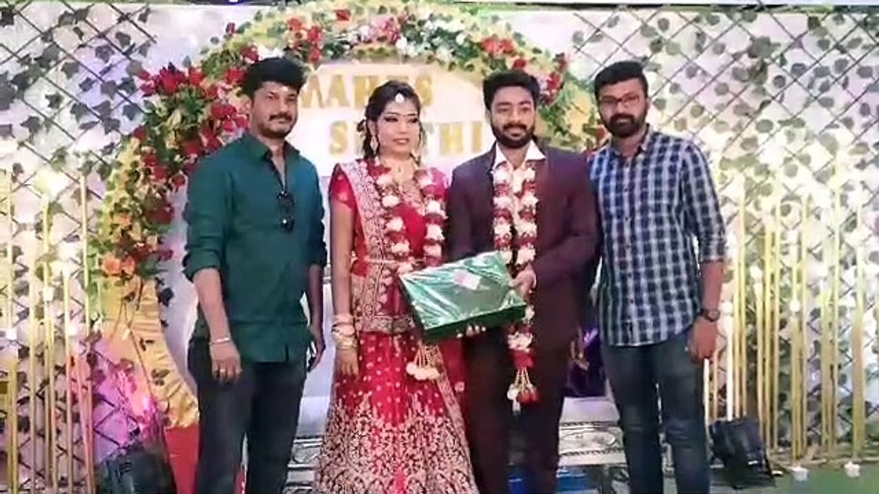 இது தான் சரியான கிஃப்ட்.. புதுமணதம்பதிக்கு சப்ரைஸ் தந்த விஜய் மக்கள் இயக்கத்தினர் - வீடியோ