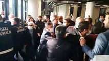 AK Partili meclis üyesini protesto eden CHP'liler oturma eylemi yaptı