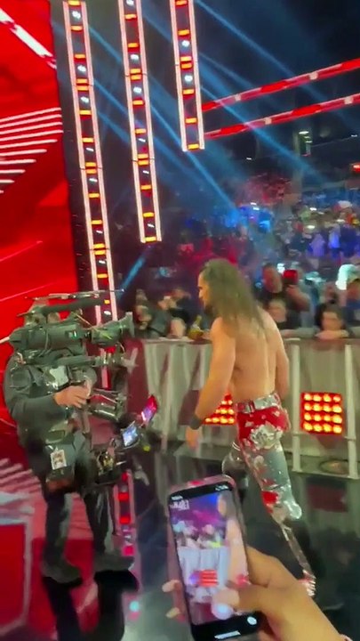 Un catcheur est attaqué par un spectateur après son combat !