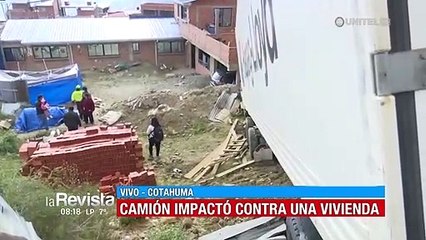 Conductor de tráiler pierde el control y termina estrellado dentro de una propiedad privada