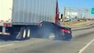 Etats-Unis : l’incroyable scène d’une voiture traînée par un camion sur l’autoroute