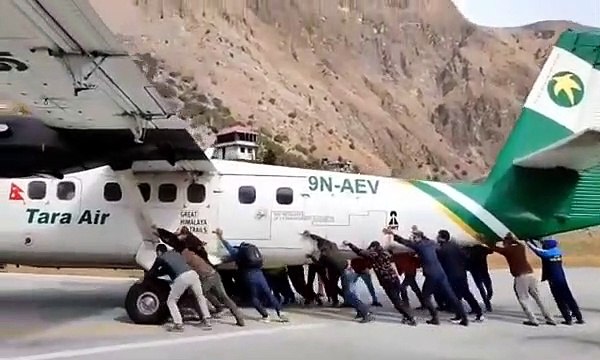 Aereo buca una gomma i passeggeri scendono in pista e lo spingono per spostarlo