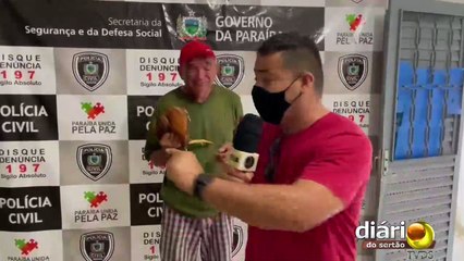 "Era o amor da minha vida", diz homem ao pedir justiça por morte de galinha que criava há 10 anos