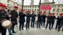 Los gaiteros interpretan el himno de Navarra en Tudela