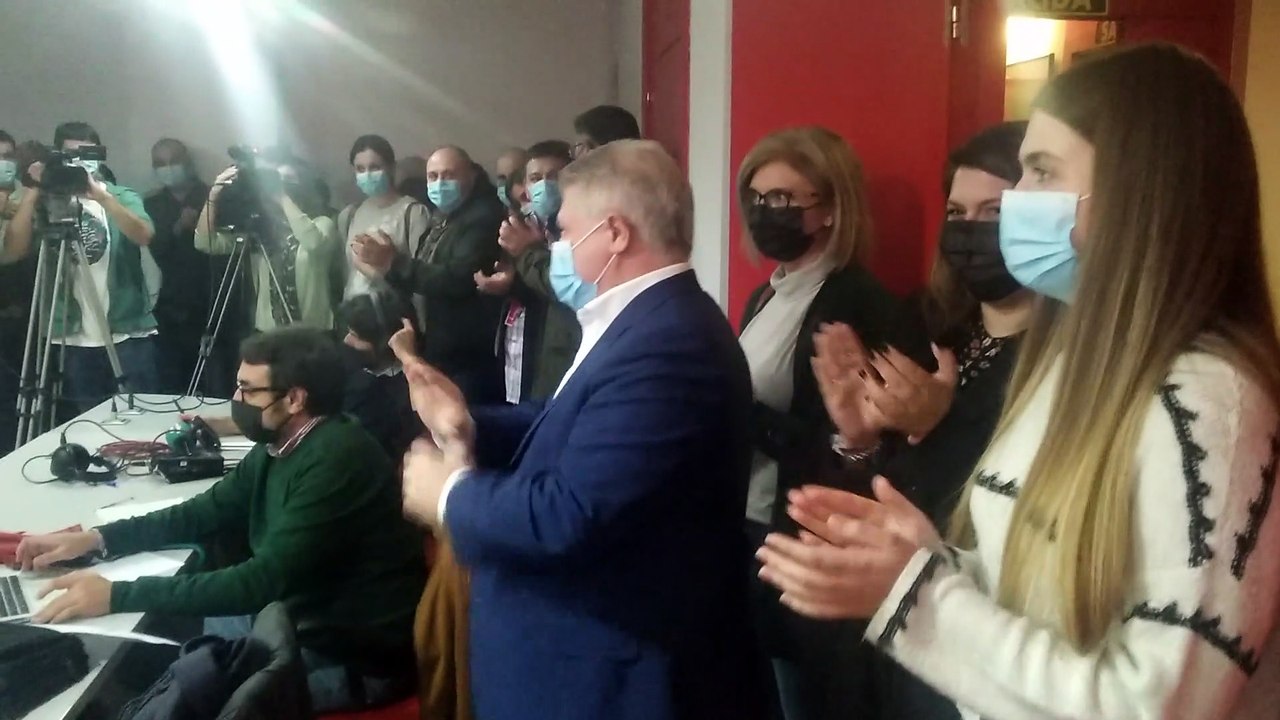 José Vélez, este sábado, recibiendo una ovación tras imponerse en las primarias del PSOE de la Región de Murcia.