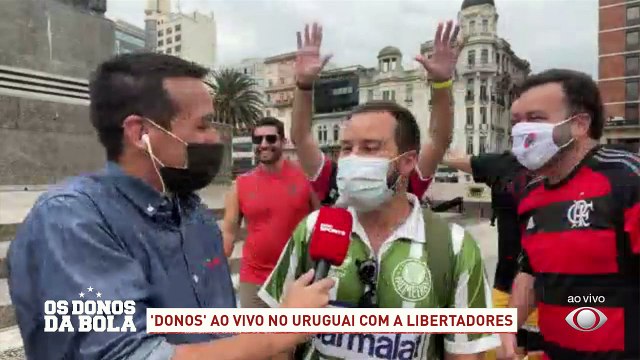 Olha isso! Enquanto o repórter Tiago Leme entrevistava um torcedor do Palmeiras, uma invasão de flamenguistas entrou no meio da conversa! Flamengo em maioria na Libertadores?#OsDonosdaBola