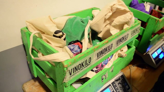 A Bari c'è VinoKilo: per quattro giorni la moda vintage si compra a peso. Ma si può anche donare