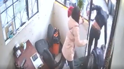 ¡Fuerte golpiza! Conductor arremetió con violencia contra vigilante de parqueadero