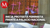 Protestan primeros colectivos feministas frente a Palacio Nacional