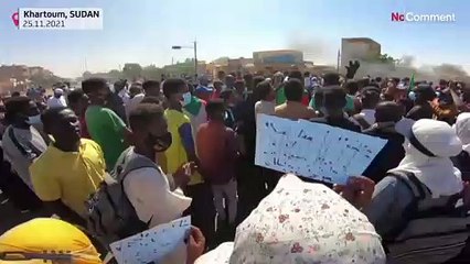 شاهد: آلاف المتظاهرين احتجاجا على الحكم العسكري في السودان