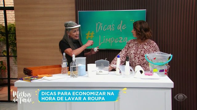 Um truque que realça coloração das roupas e que serve também como fixador, impedindo que as peças soltem tinta e manchem umas as outras.