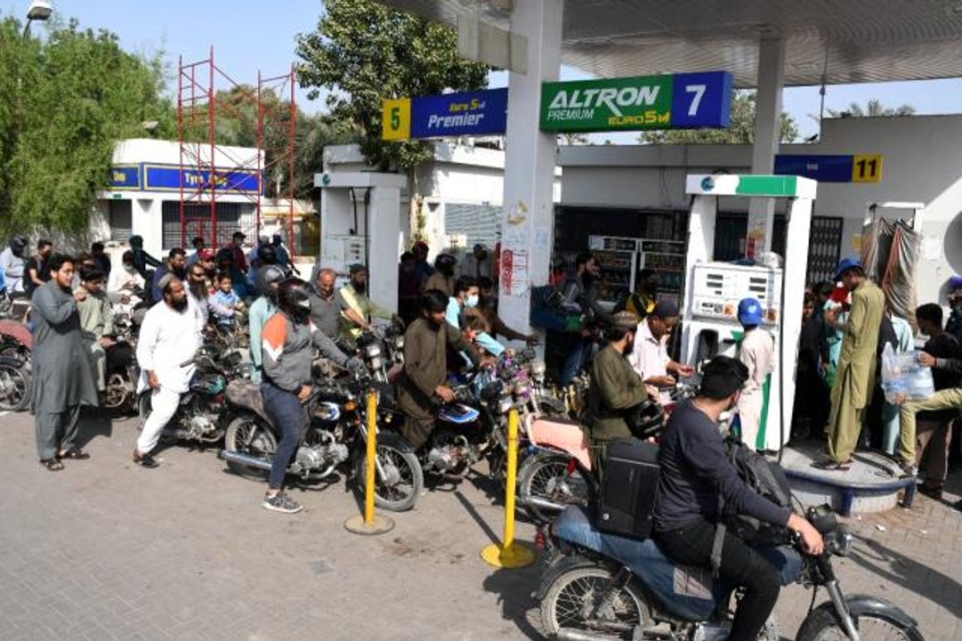 Pakistan'da akar yakıt istasyonları önünde uzun kuyruklar oluştuPakistan'da akar yakıt istasyonlarından protesto kararı