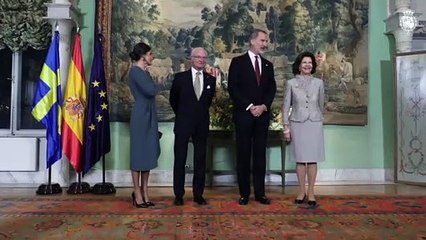 A la Reina Letizia se le cae el bolso en Suecia: ¡Esto es lo que hay en su interior!